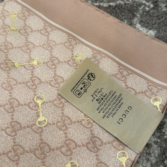 NEW AUTHENTIC GUCCI -GG PRINT WITH HORSEBIT SILK CARRÉ - Picture 15 of 17